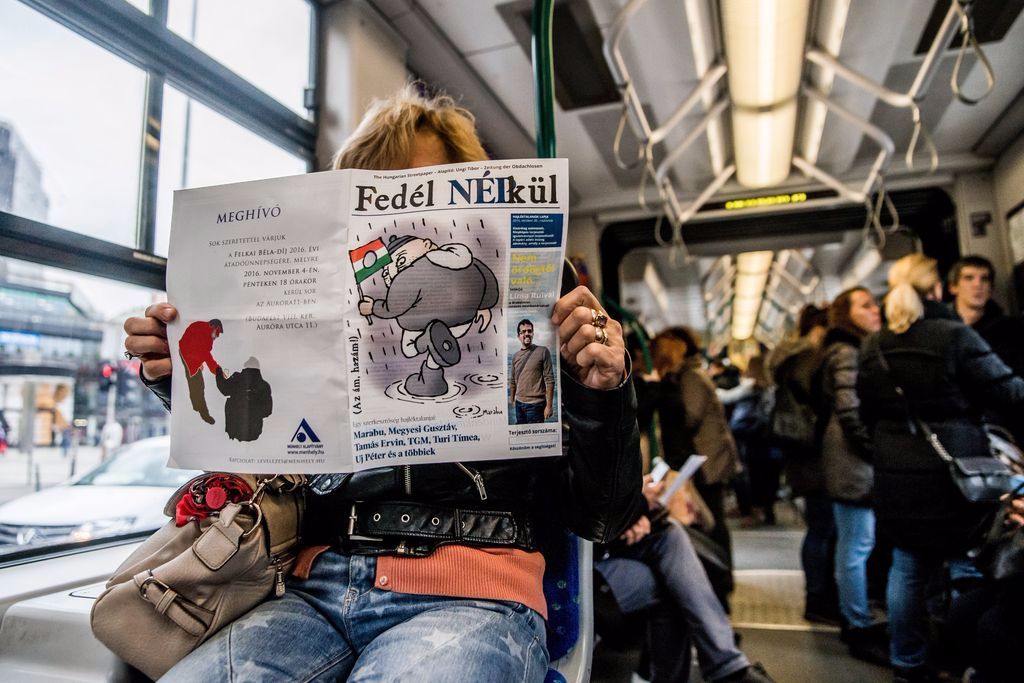 Budapest, 2016. október 20. Egy nõ olvassa a Fedél Nélkül címû újságot Budapesten, a 4-6-os villamoson 2016. október 20-án. A hajléktalanok által árult újság 12 oldalas mellékleteként jelent meg a felfüggesztett Népszabadság. A Mediaworks kiadó október 8-án bejelentette, hogy felfüggeszti a Népszabadság nyomtatott és internetes kiadását a lap új koncepciójának kialakításáig, illetve megvalósításáig azért, hogy valamennyi érintett ezen kiemelt feladatra tudjon koncentrálni. A kiadó tájékoztatása szerint a lap eddig 5 milliárd forintos veszteséget termelt. MTI Fotó: Balogh Zoltán