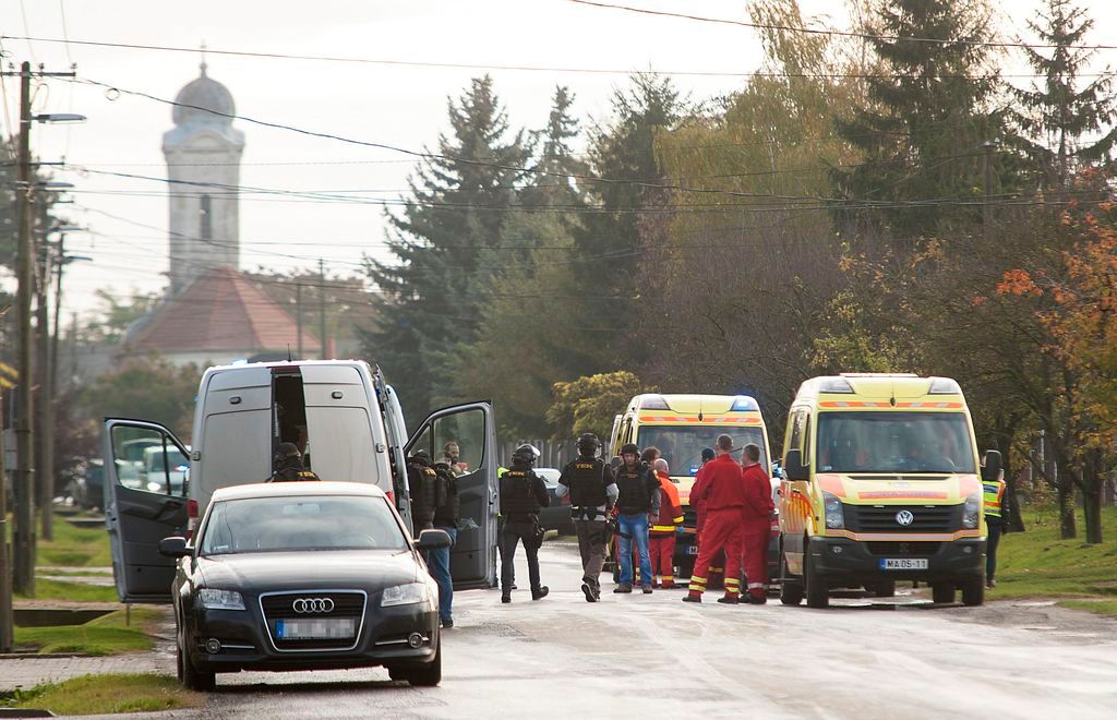 Bõny, 2016. október 26. Rendõri készültség Bõny fõutcájában, a Szabadság úton 2016. október 26-án. Sajtóinformációk szerint lövöldözés volt az utcában. MTI Fotó: Krizsán Csaba