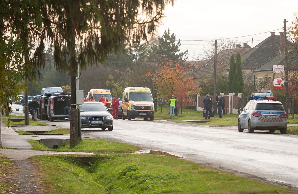 Bõny, 2016. október 26. Rendõri készültség Bõny fõutcájában, a Szabadság úton 2016. október 26-án. Sajtóinformációk szerint lövöldözés volt az utcában. MTI Fotó: Krizsán Csaba