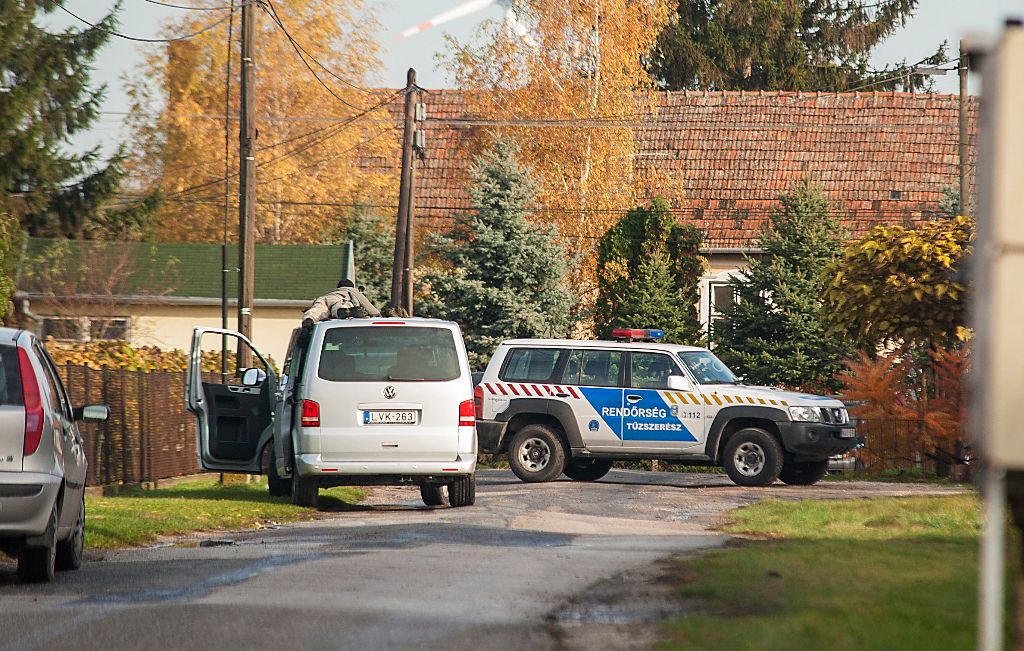 Bõny, 2016. október 26. Rendõri készültség Bõny fõutcájában, a Szabadság úton 2016. október 26-án. Mesterlövész hasal a középen látható autó tetején. Sajtóinformációk szerint lövöldözés volt az utcában. MTI Fotó: Krizsán Csaba