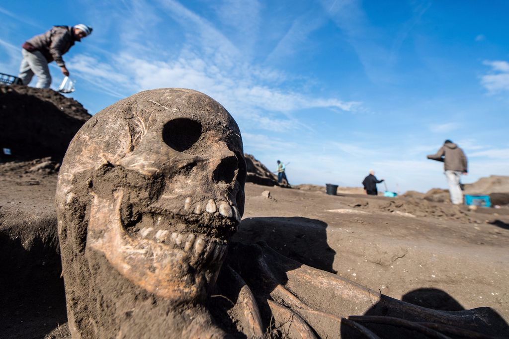 Tázlár, 2016. október 20. Feltárás Tázlár-Templomhegyen 2016. október 20-án. A Kecskeméti Katona József Múzeum megbízásából végzik a templom környezetében lévõ 3000 sír egy részének feltárását. Az Árpád-korból, valamint a tatárdúlást követõ idõszakból való földi maradványokat tárják fel a régészek. MTI Fotó: Ujvári Sándor