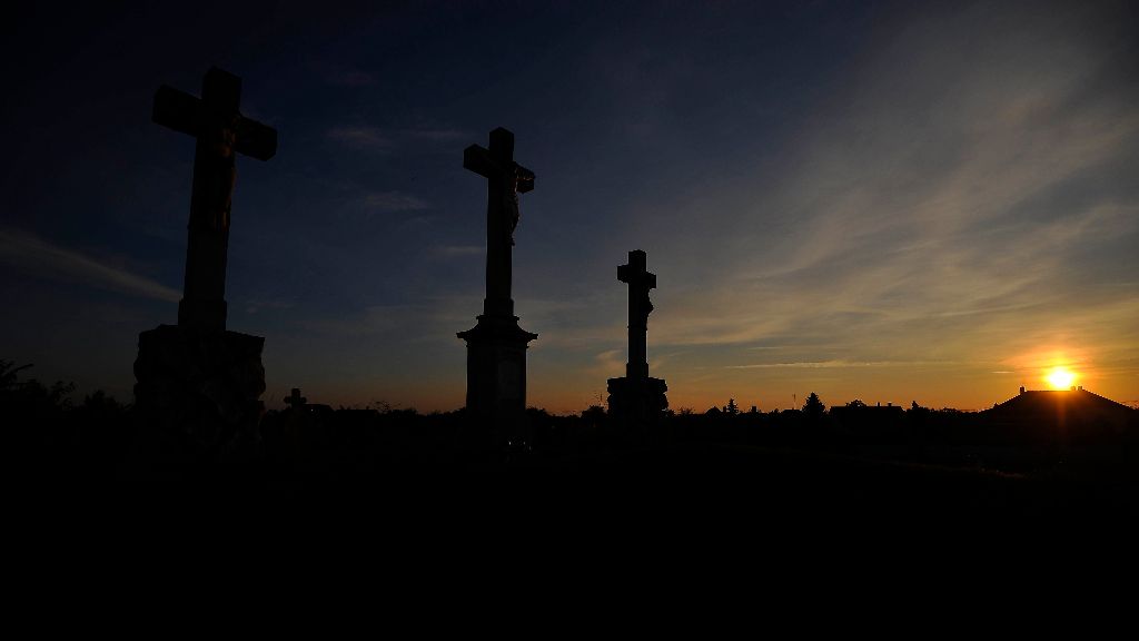 Egyek, 2016. október 29.  Feszületek a kálváriadombon naplementekor az egyeki lezárt kálváriatemetõben a közelgõ mindenszentek ünnepe és halottak napja elõtt 2016. október 28-án. MTI Fotó: Czeglédi Zsolt