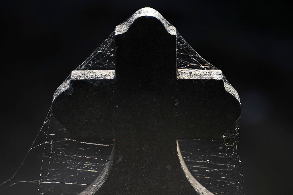 Egyek, 2016. október 29.  Egy sírhely az egyeki lezárt kálváriatemetõben a közelgõ mindenszentek ünnepe és halottak napja elõtt 2016. október 28-án. MTI Fotó: Czeglédi Zsolt