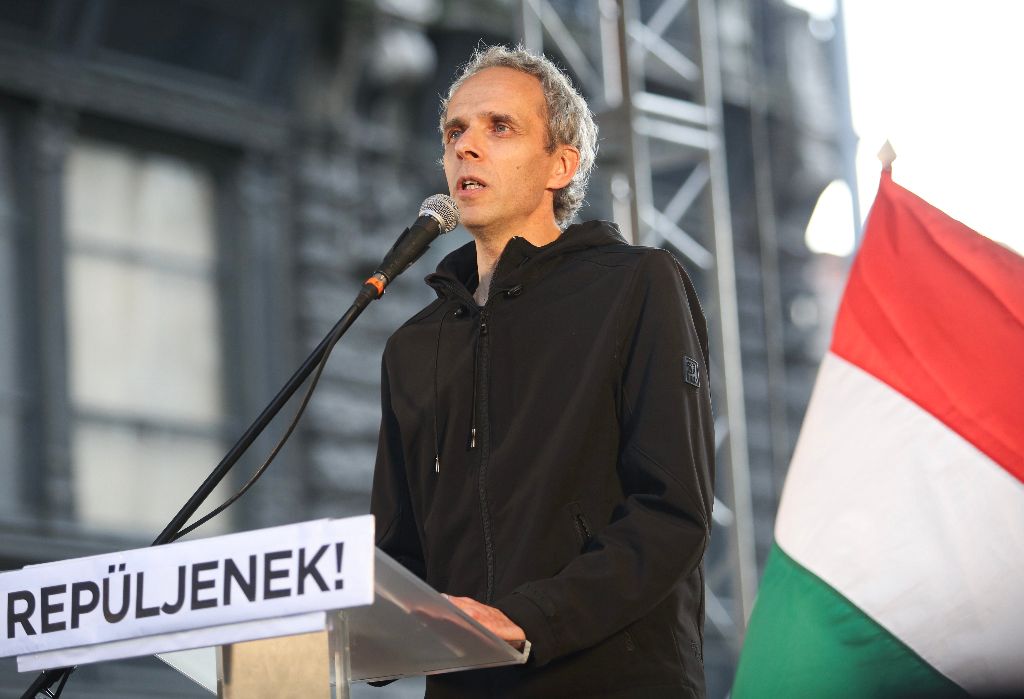 Budapest, 2016. október 16. Hargitai Miklós újságíró (Népszabadság) beszédet mond a Lehet Más a Politika (LMP), az Együtt és a Párbeszéd Magyarországért (PM) közös demonstrációján a fõváros V. kerületében, a Szabad sajtó úton 2016. október 16-án. Az ellenzéki pártok a Népszabadság megszüntetése és a korrupció ellen tüntettek. MTI Fotó: Mohai Balázs