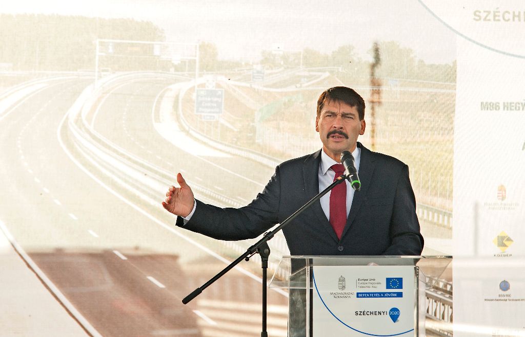 Beled, 2016. október 25. Áder János köztársasági elnök beszédet mond az M86-os gyorsforgalmi út Hegyfalu és Csorna közötti szakaszának átadásán Beled határában 2016. október 25-én. MTI Fotó: Krizsán Csaba