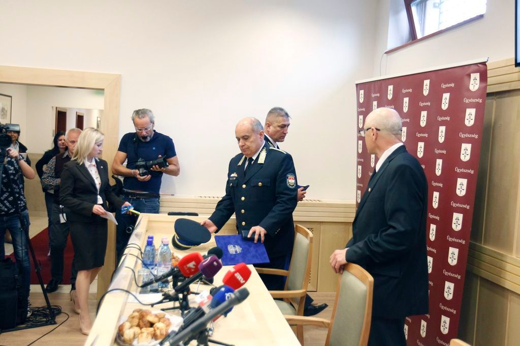 Budapest, 2016. október 20. Keresztes Imre fõügyész, a Központi Nyomozó Fõügyészség vezetõje (j), Papp Károly altábornagy, országos rendõrfõkapitány (j3) és Hajdu János, a Terrorelhárító Központ (TEK) fõigazgatója (j2) érkezik a Teréz körúti robbantás feltételezett elkövetõjének elfogásáról tartott sajtótájékoztatóra a Központi Nyomozó Fõügyészségen 2016. október 20-án. Elõre kitervelten, több emberen, hivatalos személy sérelmére elkövetett emberölés kísérletével és robbanóanyaggal visszaéléssel gyanúsított meg a Központi Nyomozó Fõügyészség egy magyar állampolgárságú, ezidáig büntetlen elõéletû fiatalembert a Teréz körúti robbantással összefüggésben. MTI Fotó: Szigetváry Zsolt