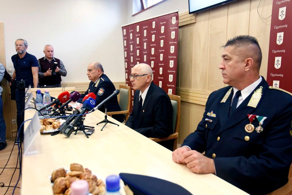 Budapest, 2016. október 20. Keresztes Imre fõügyész, a Központi Nyomozó Fõügyészség vezetõje (k), Papp Károly altábornagy, országos rendõrfõkapitány (j3) és Hajdu János, a Terrorelhárító Központ (TEK) fõigazgatója (j) sajtótájékoztatót tart a Központi Nyomozó Fõügyészségen 2016. október 20-án a Teréz körúti robbantás feltételezett elkövetõjének elfogásáról. Elõre kitervelten, több emberen, hivatalos személy sérelmére elkövetett emberölés kísérletével és robbanóanyaggal visszaéléssel gyanúsított meg a Központi Nyomozó Fõügyészség egy magyar állampolgárságú, ezidáig büntetlen elõéletû fiatalembert a Teréz körúti robbantással összefüggésben. MTI Fotó: Szigetváry Zsolt