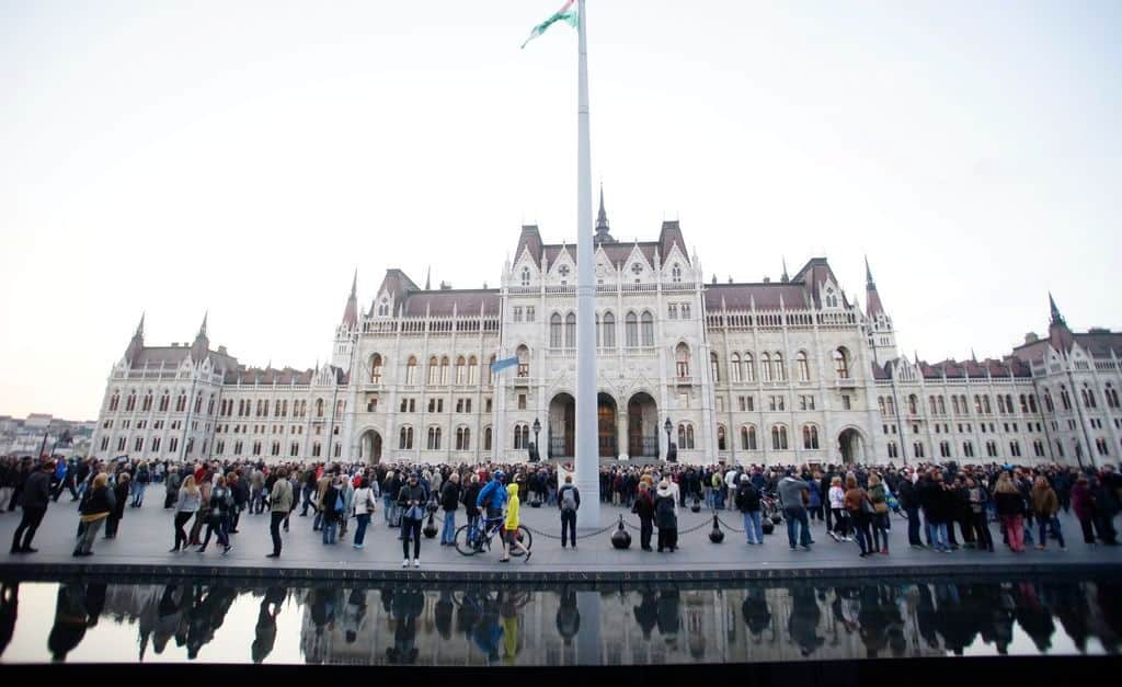Budapest, 2016. október 8. Szimpátiatüntetés a Népszabadság napilap mellett a Kossuth téren, a Parlamentnél 2016. október 8-án. A Mediaworks kiadó ezen a napon bejelentette, hogy felfüggeszti a Népszabadság nyomtatott és internetes formában történõ kiadását a lap új koncepciójának kialakításáig, illetve megvalósításáig azért, hogy "valamennyi érintett ezen kiemelt feladatra tudjon koncentrálni". A kiadó tájékoztatása szerint a lap eddig 5 milliárd forintos veszteséget termelt. MTI Fotó: Balogh Zoltán