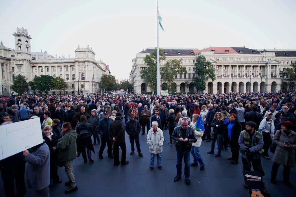 Budapest, 2016. október 8. Szimpátiatüntetés a Népszabadság napilap mellett a Kossuth téren, a Parlamentnél 2016. október 8-án. A Mediaworks kiadó ezen a napon bejelentette, hogy felfüggeszti a Népszabadság nyomtatott és internetes formában történõ kiadását a lap új koncepciójának kialakításáig, illetve megvalósításáig azért, hogy "valamennyi érintett ezen kiemelt feladatra tudjon koncentrálni". A kiadó tájékoztatása szerint a lap eddig 5 milliárd forintos veszteséget termelt. MTI Fotó: Balogh Zoltán