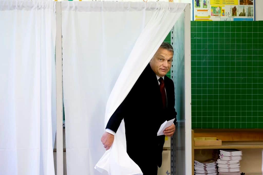 Budapest, 2016. október 2. Orbán Viktor miniszterelnök a XII. kerületi Zugligeti Általános Iskolában kialakított 53. számú szavazókörben a kvótareferendum napján, 2016. október 2-án. A népszavazást a nem magyar állampolgárok Magyarországra történõ kötelezõ betelepítésével kapcsolatban írták ki. MTI Fotó: Koszticsák Szilárd