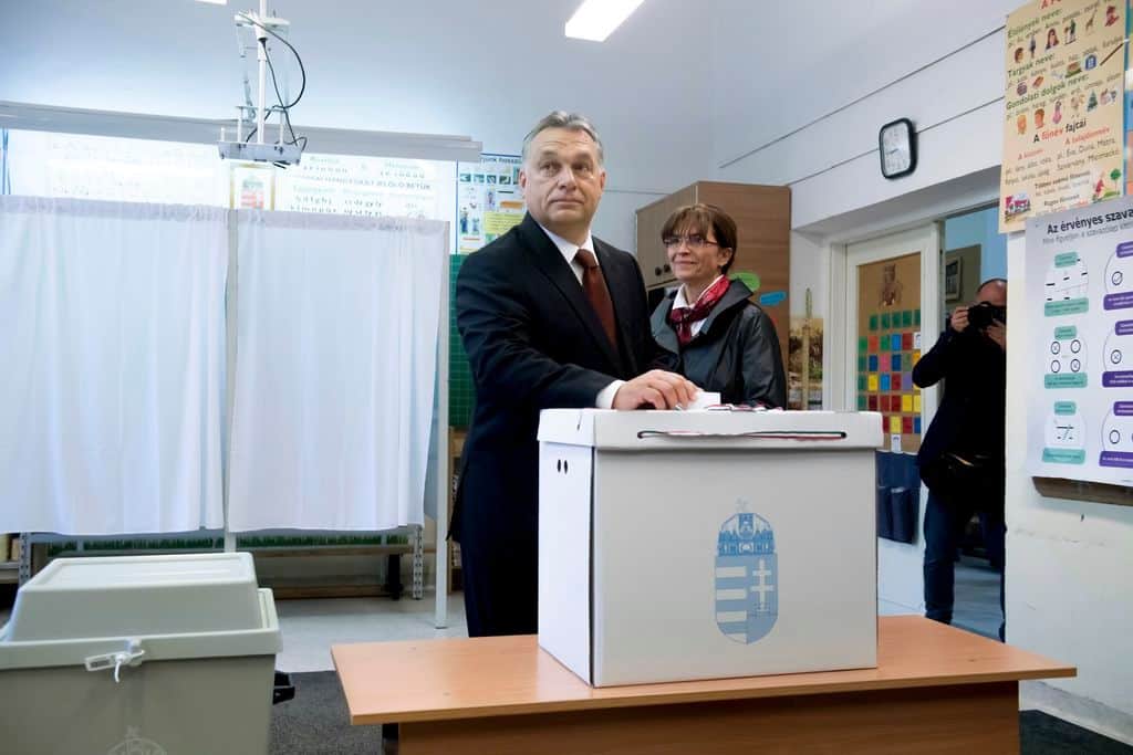 Budapest, 2016. október 2. Orbán Viktor miniszterelnök leadja szavazatát a XII. kerületi Zugligeti Általános Iskolában kialakított 53. szavazókörben a kvótareferendum napján, 2016. október 2-án. A népszavazást a nem magyar állampolgárok Magyarországra történõ kötelezõ betelepítésével kapcsolatban írták ki. Mellette felesége, Lévai Anikó. MTI Fotó: Koszticsák Szilárd