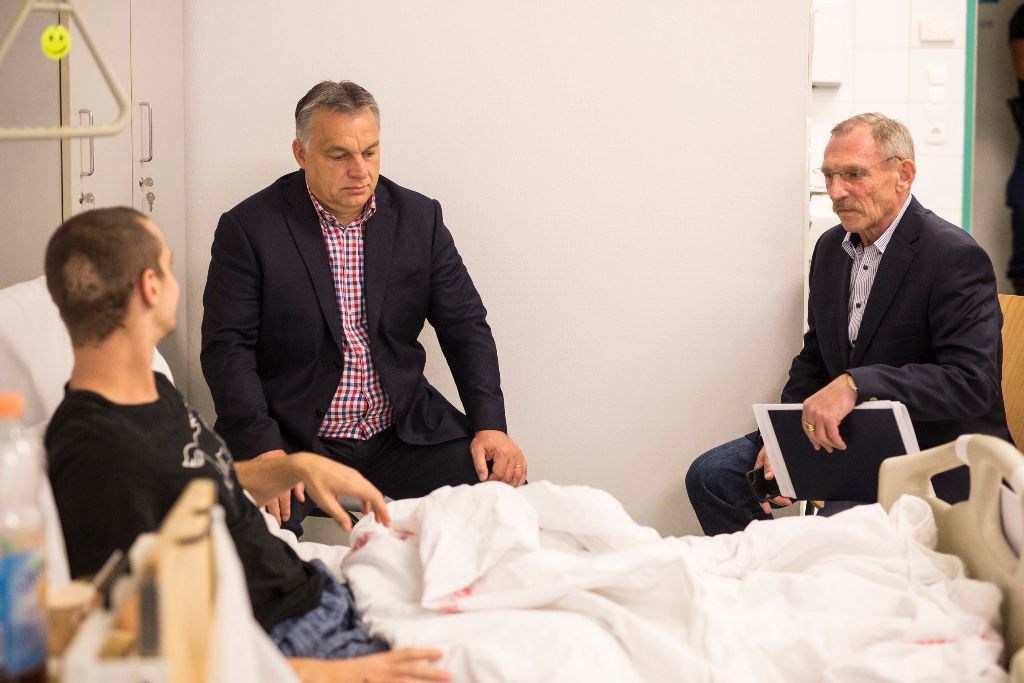 Budapest, 2016. október 1. A police.hu-n közzétett fotón Orbán Viktor miniszterelnök (k) Pintér Sándor belügyminiszterrel meglátogatja a kórházban a Teréz körúti robbantás sérültjeit 2016. október 1-jén. A Teréz körút 2-4. elõtt szeptember 24-én este robbantás történt, amelyben két rendõr megsérült. MTI Fotó: police.hu