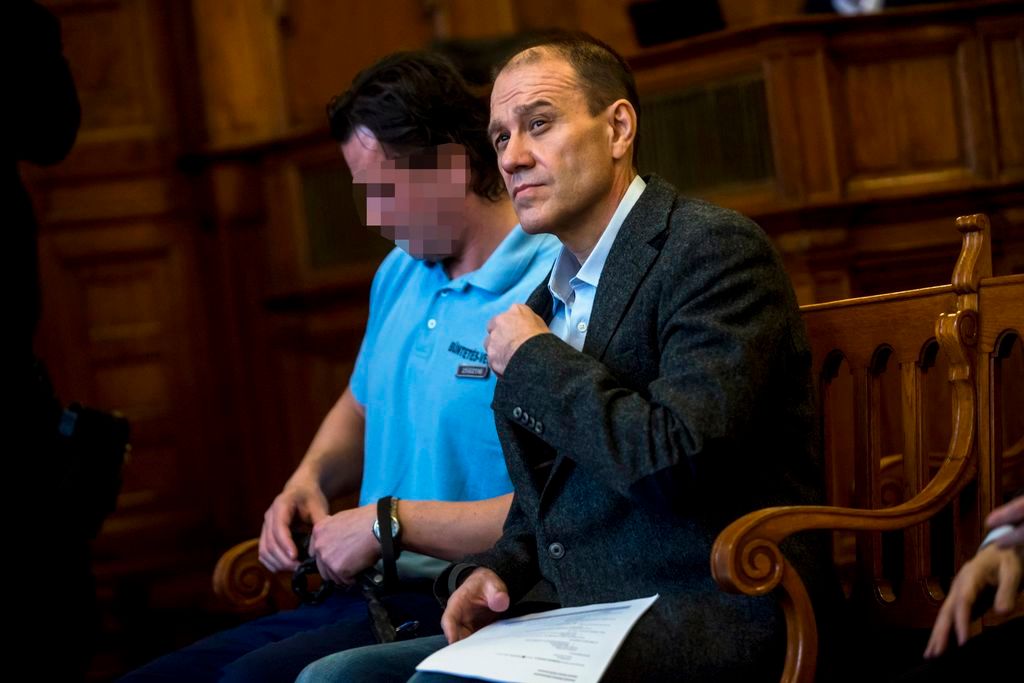 Budapest, 2016. október 13. Tarsoly Csaba vádlott a tárgyalóteremben az ellene és társai ellen indított büntetõper tárgyalásán a Fõvárosi Törvényszéken 2016. október 13-án. Az ügyészség öt vádpontban 5458 rendbeli csalást és sikkasztást ró a vádlottak terhére. A Tarsoly Csabát, a Quaestor-cégcsoport volt elnök-vezérigazgatóját érintõ cselekmények száma a vád szerint 753 rendbeli. MTI Fotó: Marjai János