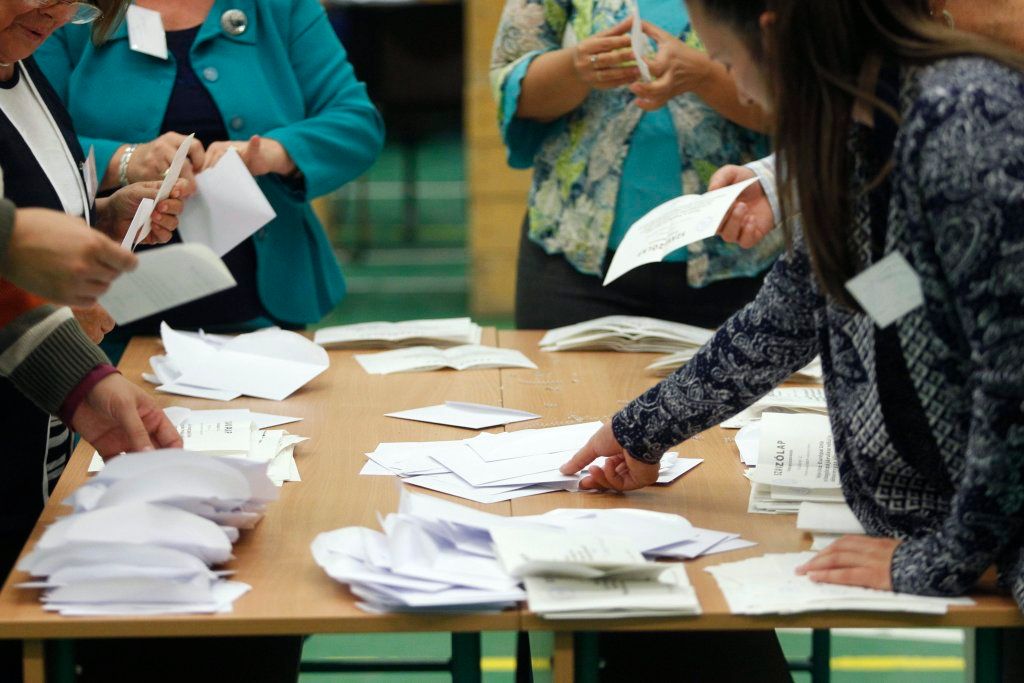 Budapest, 2016. október 2. Urnabontás az I. kerületi Kosztolányi Dezsõ Gimnáziumban kialakított 10. szavazókörben a kvótareferendum napján, 2016. október 2-án. A népszavazást a nem magyar állampolgárok Magyarországra történõ kötelezõ betelepítésével kapcsolatban írták ki. MTI Fotó: Szigetváry Zsolt