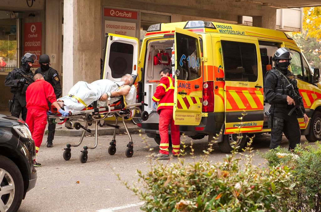Gyõr, 2016. október 27. A bõnyi rendõrgyilkosság gyanúsítottját szállítják el a gyõri kórházból mentõk és a Terrorelhárítási Központ (TEK) munkatársai 2016. október 27-én. Gépkarabéllyal adott le öt-hat lövést Bõnyben egy idõs férfi 2016. október 26-án reggel, és megölt egy rendõrt. MTI Fotó: Krizsán Csaba