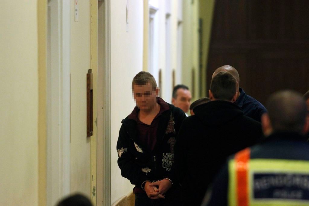 Budapest, 2016. október 21. A Teréz körúti robbantás feltételezett elkövetõjét vezetik elõ az elõzetes letartóztatásról döntõ tárgyalásra a Budai Központi Kerületi Bíróság folyosóján 2016. október 21-én. A Központi Nyomozó Fõügyészség elõre kitervelten, több emberen, hivatalos személy sérelmére elkövetett emberölés kísérletével és robbanóanyaggal visszaéléssel gyanúsította meg a magyar állampolgárságú, ezidáig büntetlen elõéletû férfit a Teréz körúti robbantással összefüggésben. MTI Fotó: Szigetváry Zsolt