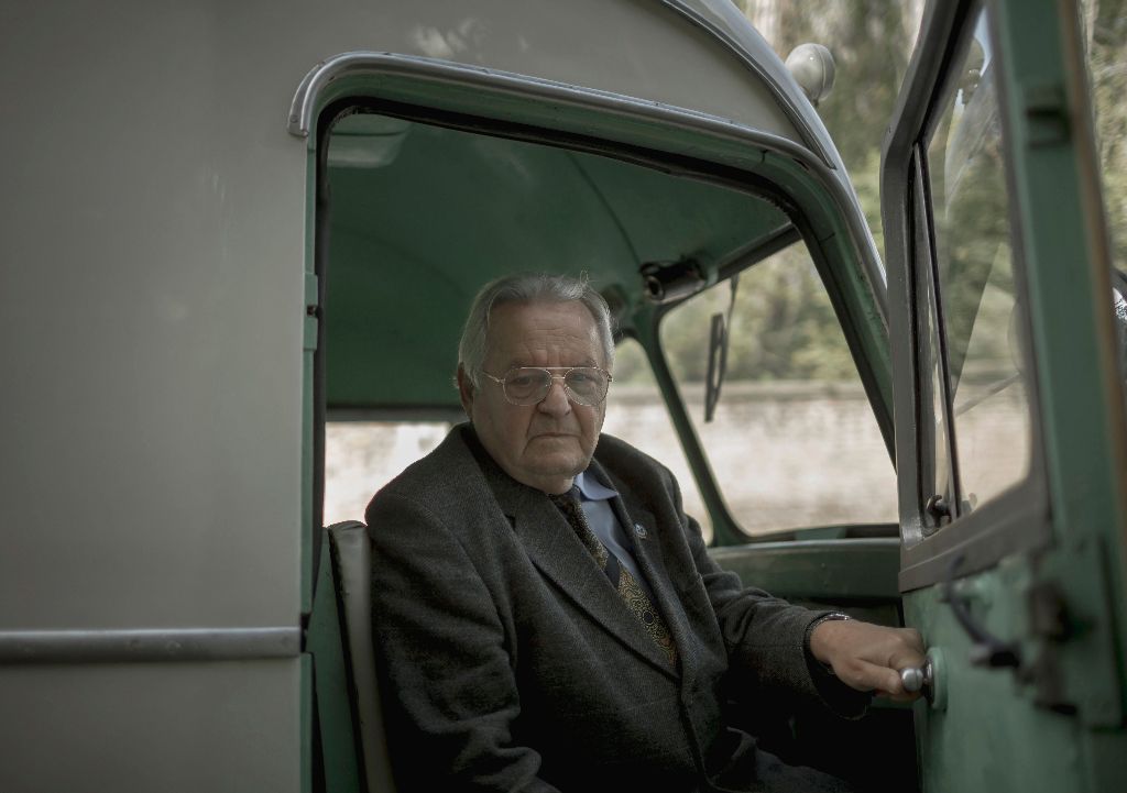 Budapest, 2016. október 20. Kovács Gábor egy veterán mentõautóban Budapesten 2016. szeptember 29-én. Az akkor 20 éves Kovács Gábor mentõápolóként dolgozott az 1956-os események során. A forradalom helyszínein folyamatosan sebesülteket mentett, akiket a Markó utcai ideiglenes pincekórházba szállítottak. MTI Fotó: Mohai Balázs