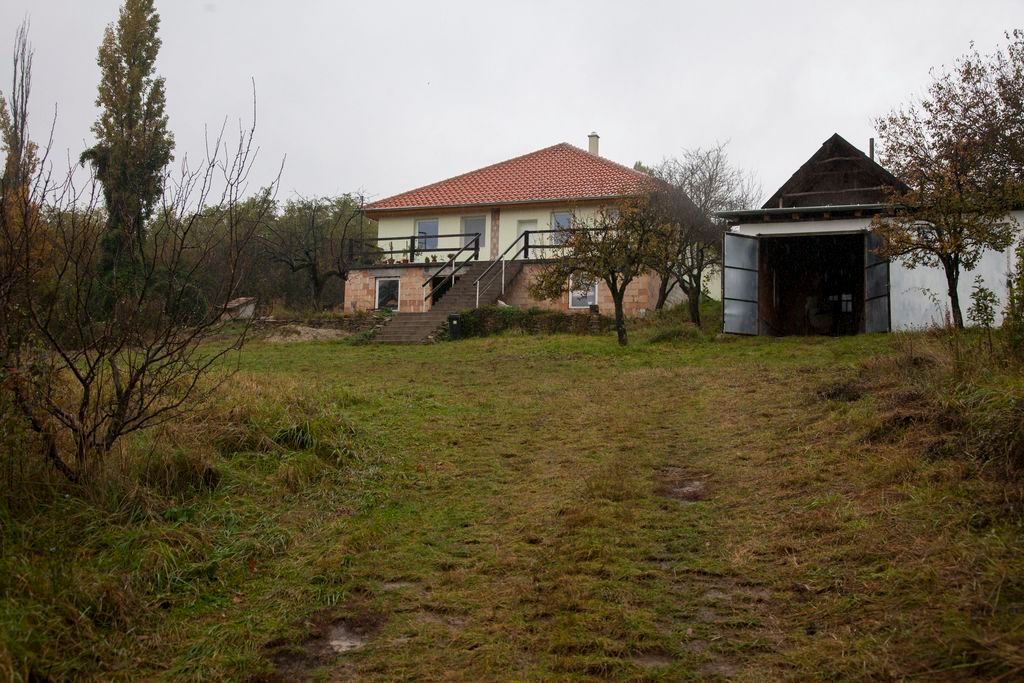 Karmacs, 2016. október 20. Családi ház a Zala megyei Karmacson 2016. október 20-án. Az elõzõ napon a Terrorelhárító Központ (TEK) munkatársai Keszthelyen elfogták a Teréz körúti robbantás gyanúsítottját. A Központi Nyomozó Fõügyészség Elõre kitervelten, több emberen, hivatalos személy sérelmére elkövetett emberölés kísérletével és robbanóanyaggal visszaéléssel gyanúsított meg egy magyar állampolgárságú, ezidáig büntetlen elõéletû fiatalembert a Teréz körúti robbantással összefüggésben. Az MTI tudósítója október 20-án a Zala megyei Karmacson több helybéli lakostól is úgy értesült, hogy a férfi családja nagyjából egy évtizede a településen él. MTI Fotó: Varga György