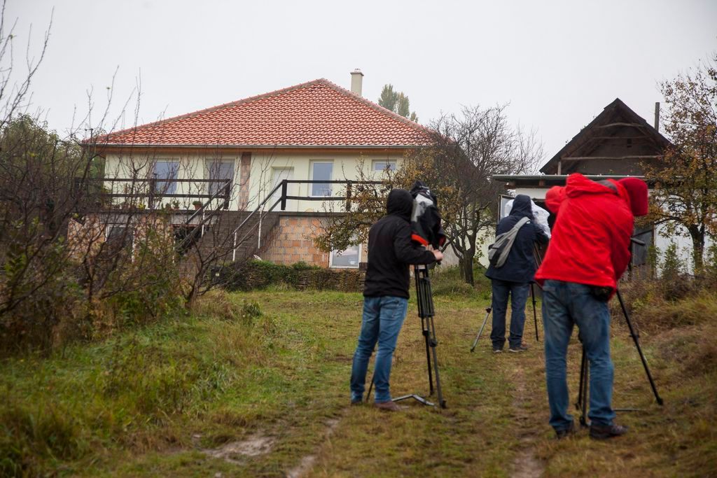 Karmacs, 2016. október 20. Családi ház a Zala megyei Karmacson 2016. október 20-án. Az elõzõ napon a Terrorelhárító Központ (TEK) munkatársai Keszthelyen elfogták a Teréz körúti robbantás gyanúsítottját. A Központi Nyomozó Fõügyészség Elõre kitervelten, több emberen, hivatalos személy sérelmére elkövetett emberölés kísérletével és robbanóanyaggal visszaéléssel gyanúsított meg egy magyar állampolgárságú, ezidáig büntetlen elõéletû fiatalembert a Teréz körúti robbantással összefüggésben. Az MTI tudósítója október 20-án a Zala megyei Karmacson több helybéli lakostól is úgy értesült, hogy a férfi családja nagyjából egy évtizede a településen él. MTI Fotó: Varga György
