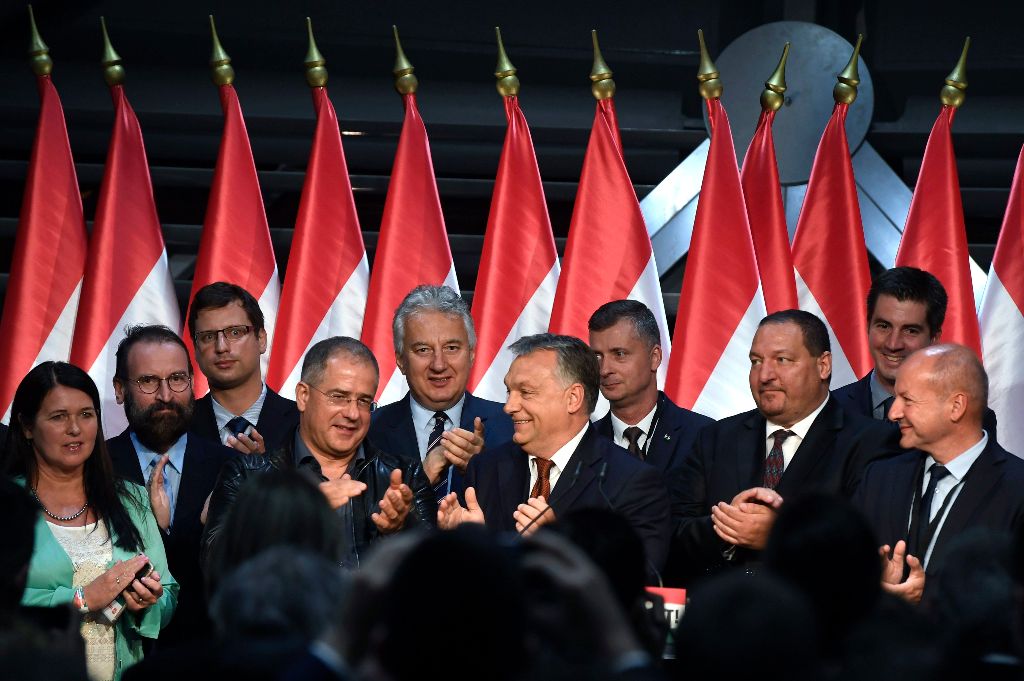 Budapest, 2016. október 2. Orbán Viktor miniszterelnök (középen, b6) beszédet mond a Fidesz-KDNP eredményváró rendezvényén a Bálna Budapest rendezvényközpontban a kvótareferendum napján, 2016. október 2-án. A népszavazást a nem magyar állampolgárok Magyarországra történõ kötelezõ betelepítésével kapcsolatban írták ki. A kormányfõ mögött Pelczné Gáll Ildikó, az Európai Parlament (EP) néppárti alelnöke, Szájer József fideszes európai parlamenti (EP-) képviselõ, Gulyás Gergely, az Országgyûlés törvényalkotásért felelõs fideszes alelnöke, Kósa Lajos, a Fidesz parlamenti frakcióvezetõje, Semjén Zsolt nemzetpolitikáért felelõs miniszterelnök-helyettes, Kubatov Gábor, a Fidesz alelnöke, a párt országos pártigazgatója, Németh Szilárd, a Fidesz frakcióvezetõ-helyettese, Kocsis Máté, a VIII. kerület fideszes polgármestere és Simicskó István honvédelmi miniszter (b-j). MTI Fotó: Koszticsák Szilárd