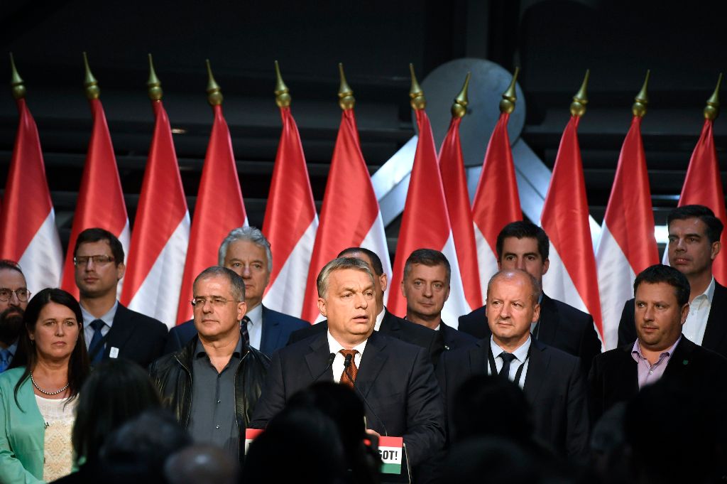 Budapest, 2016. október 2. Orbán Viktor miniszterelnök (középen) beszédet mond a Fidesz-KDNP eredményváró rendezvényén a Bálna Budapest rendezvényközpontban a kvótareferendum napján, 2016. október 2-án. A népszavazást a nem magyar állampolgárok Magyarországra történõ kötelezõ betelepítésével kapcsolatban írták ki. A kormányfõ mögött Szájer József fideszes európai parlamenti (EP-) képviselõ, Pelczné Gáll Ildikó, az Európai Parlament (EP) néppárti alelnöke, Gulyás Gergely, az Országgyûlés törvényalkotásért felelõs fideszes alelnöke, Kósa Lajos, a Fidesz parlamenti frakcióvezetõje, Semjén Zsolt nemzetpolitikáért felelõs miniszterelnök-helyettes, Kubatov Gábor, a Fidesz alelnöke, a párt országos pártigazgatója, Simicskó István honvédelmi miniszter, Kocsis Máté, a VIII. kerület fideszes polgármestere (takarásban), Láng Zsolt, a II. kerület fideszes polgármestere és Gyürk András, a Fidesz-KDNP európai parlamenti delegációjának vezetõje (b-j). MTI Fotó: Koszticsák Szilárd