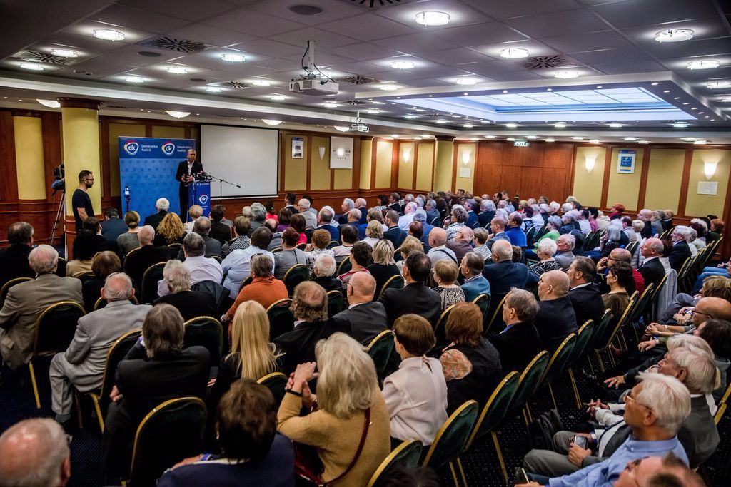 Budapest, 2016. október 22. Gyurcsány Ferenc, a Demokratikus Koalíció (DK) elnöke beszédet mond a párt megalakításának ötödik évfordulóján tartott rendezvényen a fõvárosi Hotel Hungária City Centerben 2016. október 22-én. MTI Fotó: Balogh Zoltán