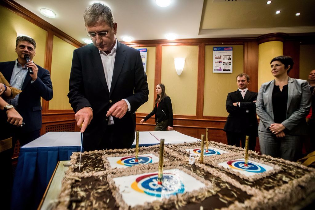 Budapest, 2016. október 22. Gyurcsány Ferenc, a Demokratikus Koalíció (DK) elnöke felvágja a tortát a párt megalakításának ötödik évfordulóján tartott rendezvényen a fõvárosi Hotel Hungária City Centerben 2016. október 22-én. Mellette felesége, Dobrev Klára, Varju László, a DK alelnöke (j2) és Gréczy Zsolt szóvivõ (b). MTI Fotó: Balogh Zoltán