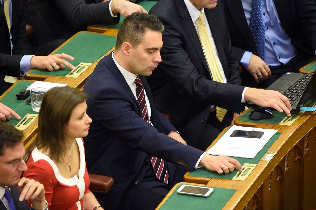 Budapest, 2016. november 8. Vona Gábor, a Jobbik elnöke, valamint frakciótársai, Dúró Dóra és Gyöngyösi Márton (b) az alaptörvény hetedik módosításáról szóló szavazás elõtti összegzõ módosító javaslat szavazásakor az Országgyûlés plenáris ülésén 2016. november 8-án. A végszavazáson 131 képviselõ szavazott igennel, 3 nemmel, így nem kapta meg a kétharmados támogatást Orbán Viktor miniszterelnök alkotmánymódosítási javaslata, amely kimondta volna, hogy Magyarországra idegen népesség nem telepíthetõ be. MTI Fotó: Kovács Tamás
