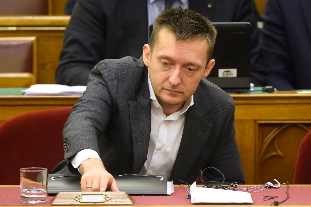 Budapest, 2016. november 8. Rogán Antal, a Miniszterelnöki Kabinetirodát vezetõ miniszter az alaptörvény hetedik módosításáról szóló szavazás elõtti összegzõ módosító javaslat szavazásakor az Országgyûlés plenáris ülésén 2016. november 8-án. A végszavazáson 131 képviselõ szavazott igennel, 3 nemmel, így nem kapta meg a kétharmados támogatást Orbán Viktor  miniszterelnök alkotmánymódosítási javaslata, amely kimondta volna, hogy Magyarországra idegen népesség nem telepíthetõ be. MTI Fotó: Kovács Tamás