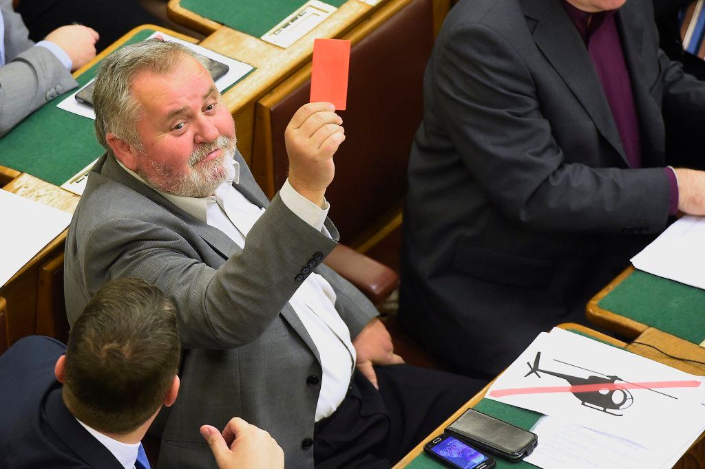 Budapest, 2016. november 8. Gõgös Zoltán szocialista képviselõ egy piros lapot mutat fel az alaptörvény hetedik módosításáról szóló szavazás után az Országgyûlés plenáris ülésén 2016. november 8-án. 131 képviselõ szavazott igennel, 3 nemmel, így nem kapta meg a kétharmados támogatást Orbán Viktor miniszterelnök alkotmánymódosítási javaslata, amely kimondta volna, hogy Magyarországra idegen népesség nem telepíthetõ be. MTI Fotó: Kovács Tamás