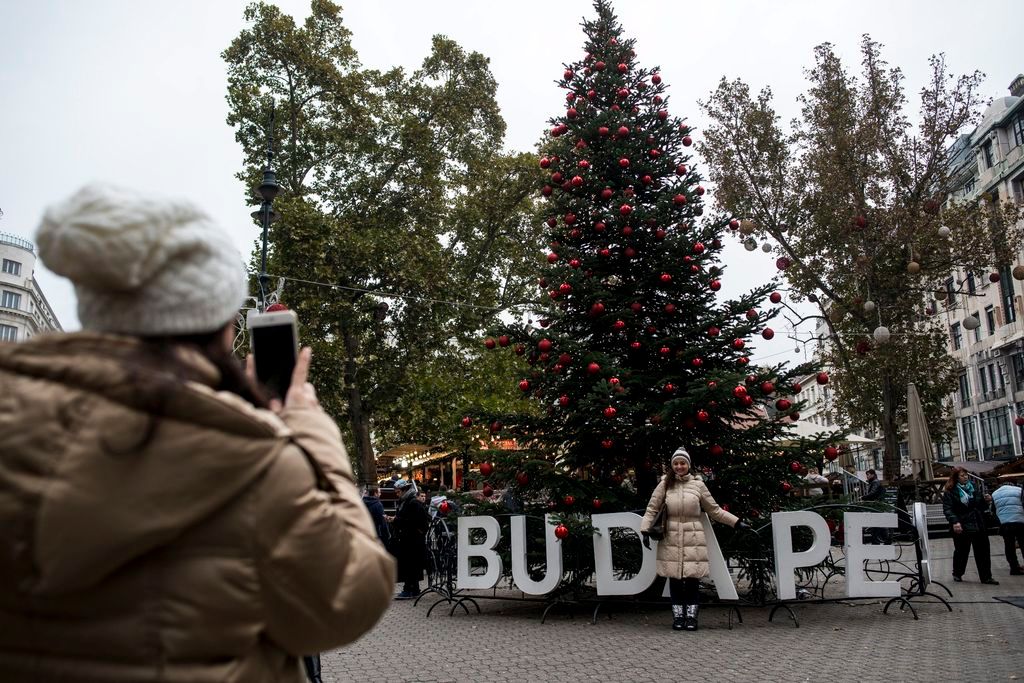 Budapest, 2016. november 11. A Budapesti Adventi és Karácsonyi Vásár a megnyitó után a Vörösmarty téren 2016. november 11-én. MTI Fotó: Marjai János