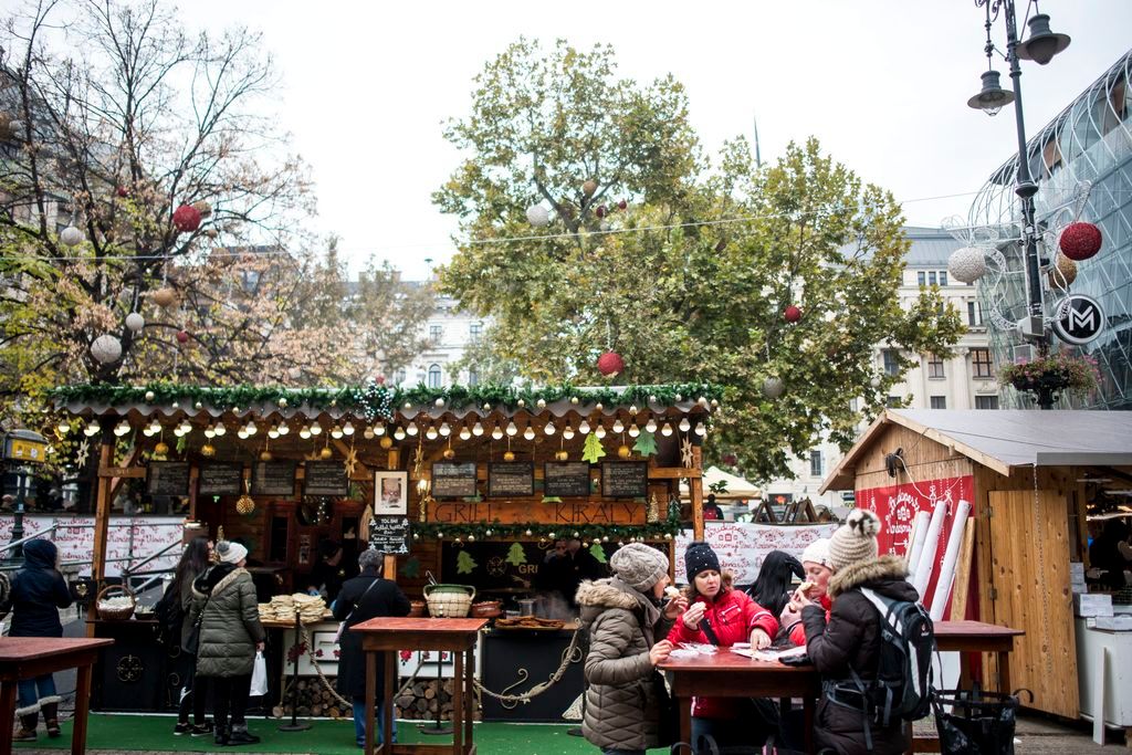 Budapest, 2016. november 11. A Budapesti Adventi és Karácsonyi Vásár a megnyitó után a Vörösmarty téren 2016. november 11-én. MTI Fotó: Marjai János