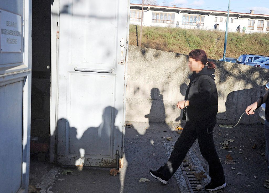 Budapest, 2016. november 3. A másfél éves kisfia megölésével gyanúsított nõt kísérik a Budakörnyéki Járásbíróságra 2016. november 3-án.  A 31 éves nõ az alapos gyanú szerint ceglédi otthonában olyan súlyosan bántalmazta másfél éves kisfiát, hogy már nem lehetett megmenteni a gyermek életét. A bíróság elõzetes letartóztatásba helyezte az anyát. MTI Fotó: Mihádák Zoltán