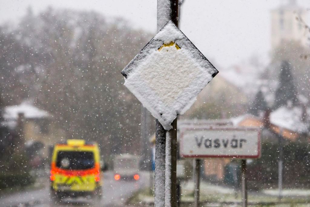 Vasvár, 2016. november 12. Behavazott közúti jelzõtábla a 74-es úton Vasváron 2016. november 12-én. A havazás, a szél és a hófúvás veszélye, valamint az északira forduló, viharossá fokozódó szél miatt Vas, Veszprém és Zala megyében elsõfokú figyelmeztetéseket, a sok esõ miatt három dunántúli megyére másodfokú, további kilenc megyére és a fõvárosra elsõfokú figyelmeztetést adott ki erre a napra a meteorológiai szolgálat. MTI Fotó: Varga György