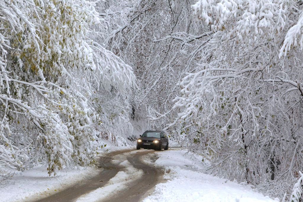 Velem, 2016. november 12. Autó halad egy behavazott erdõben Velem közelében 2016. november 12-én. A havazás, a szél és a hófúvás veszélye, valamint az északira forduló, viharossá fokozódó szél miatt Vas, Veszprém és Zala megyében elsõfokú figyelmeztetéseket, a sok esõ miatt három dunántúli megyére másodfokú, további kilenc megyére és a fõvárosra elsõfokú figyelmeztetést adott ki erre a napra a meteorológiai szolgálat. MTI Fotó: Varga György