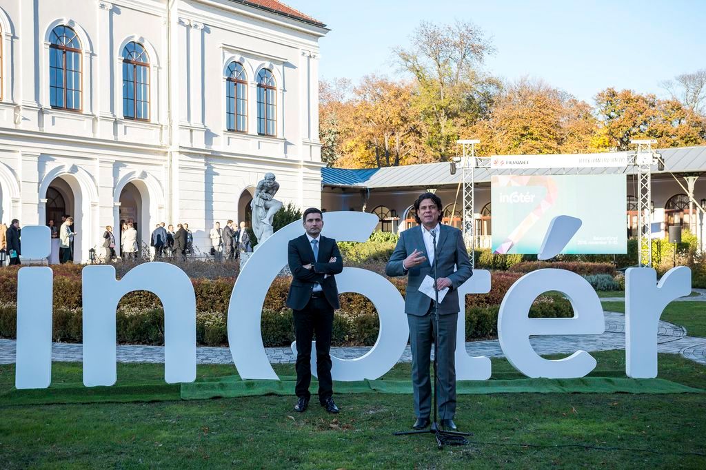 Balatonfüred, 2016. november 9. Deutsch Tamás, a Digitális Jólét Programért felelõs miniszterelnöki biztos (j) és Soltész Attila, az Informatika a Társadalomért Egyesület elnöke sajtótájékoztatót tart a Digitális Jólét Program eddigi eredményeirõl a hetedik Infotér konferencián Balatonfüreden 2016. november 9-én. MTI Fotó: Bodnár Boglárka