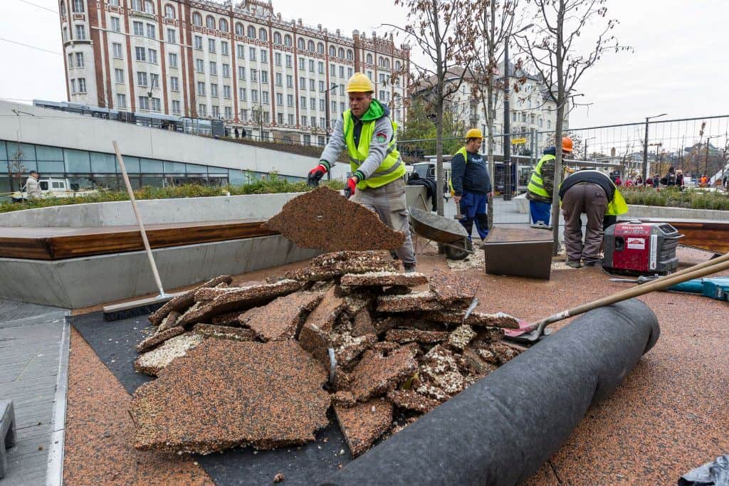 Budapest, 2016. november 8. Munkások a Széll Kálmán téren, ahol megkezdték a kiszáradt fák cseréjét november 8-án. MTI Fotó: Szigetváry Zsolt