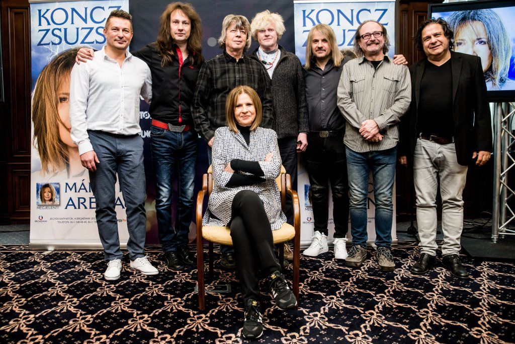 Budapest, 2016. november 8. Koncz Zsuzsa énekesnõ (elöl) Tiba Sándor dobos, Maróthy Zoltán gitáros, Bródy János énekes, zeneszerzõ, Müller Péter énekes, zeneszerzõ, Závodi Gábor zeneszerzõ, II. Lengyelfi Miklós basszusgitáros és Gerendás Péter zeneszerzõ (b-j) társaságában budapesti sajtótájékoztatóján 2016. november 8-án. Az énekesnõ Vadvilág címmel elkészítette negyvenedik stúdióalbumát, amelyet 2017. március 11-én a Papp László Budapest Sportarénában mutat be. MTI Fotó: Balogh Zoltán