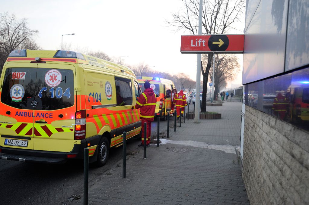 Budapest, 2016. december 5. Mentõautók a 2-es metró a Pillangó utcai megállójánál, ahol összeütközött két szerelvény 2016. december 5-én. A balesetben tízen megsérültek. MTI Fotó: Mihádák Zoltán